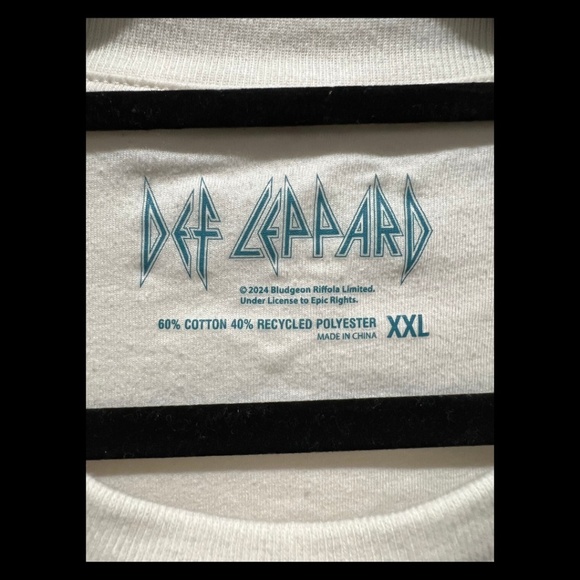 Def Leppard Graphic Sweatshirt – Vintage Rock Vibes 🎸🔥 - Picture 3 of 3